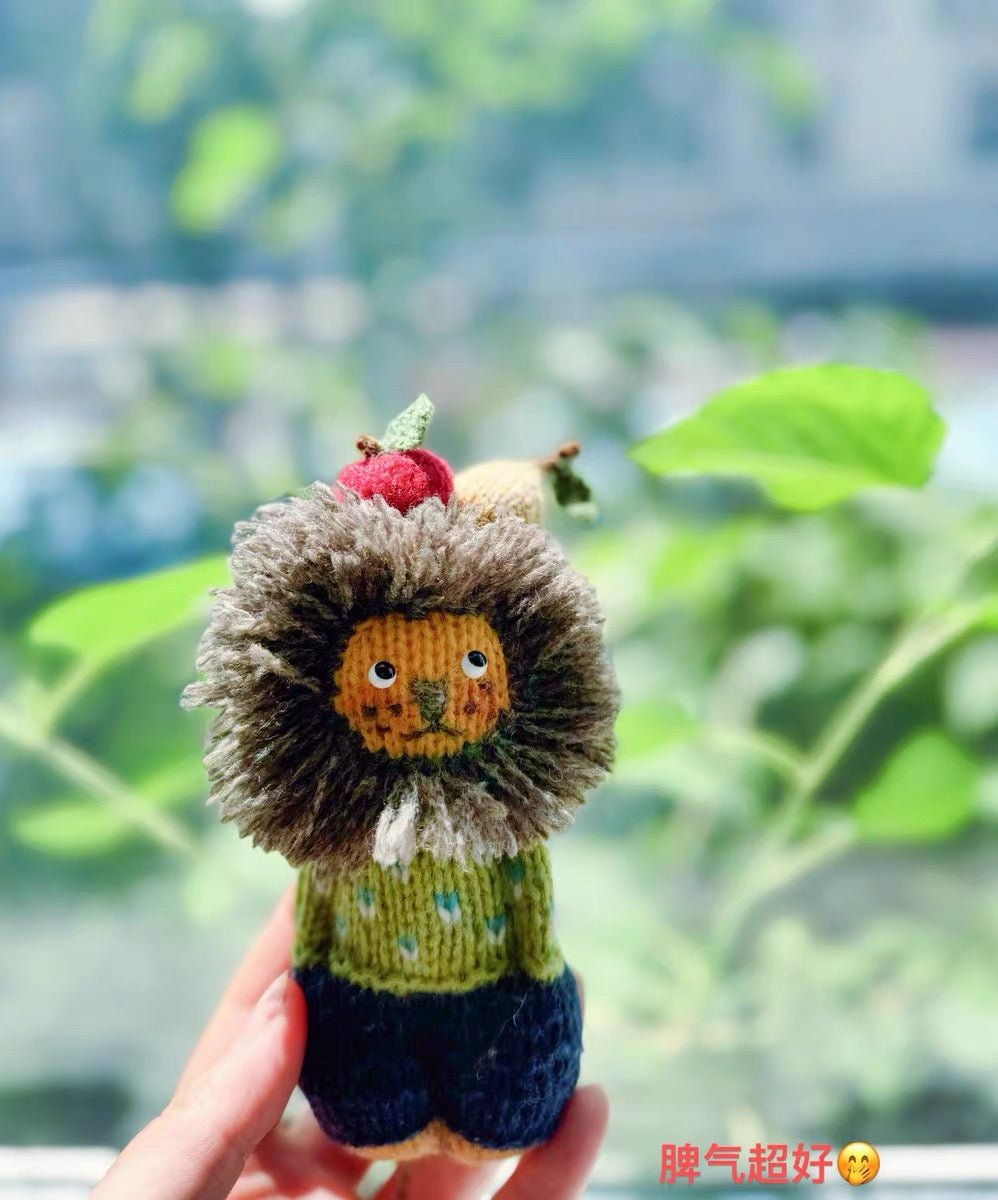 Crochet Lion Kit for Beginners - Pocket-Sized Lion Hanging on a Bag as Decoration