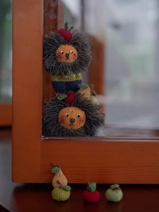 Crochet Lion Kit for Beginners - Pocket-Sized Lion Hanging on a Bag as Decoration